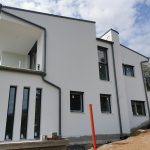 aranyhegy_ujepitesu_luxus_ingatlan_nyilaszaroi_kivul _antracit_belul_feher_vakolhatotokos_elektromos_redonyokkel