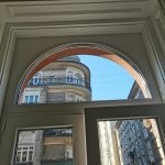 belvárosi íves ablak tokba építve takarólécezve