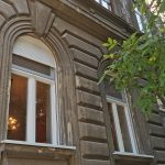 belvárosi íves ablak, tokba építve, takarólécezve