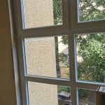 társasház lépcsőházi ablaka